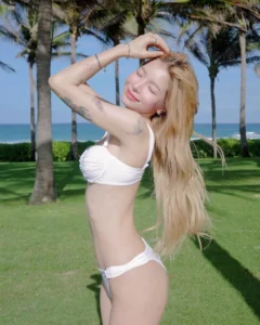 Bùi Thảo Ly bikini và nụ cười rạng rỡ.