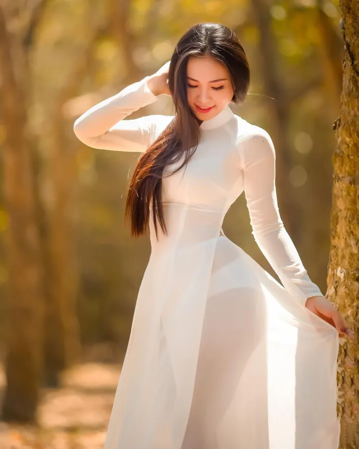 Nữ sinh áo dài trắng sexy và thanh lịch. 