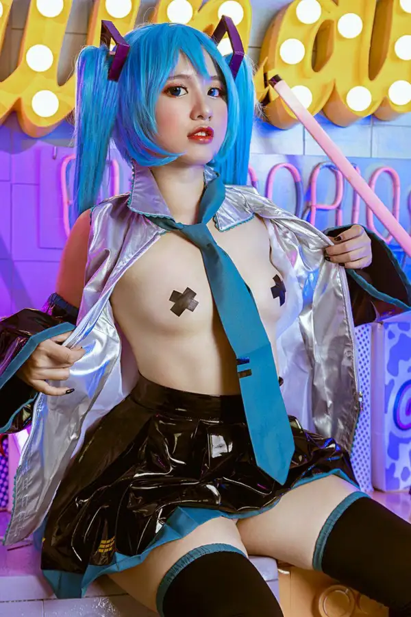 Khám phá loạt ảnh cosplay anime nude đầy gợi cảm 