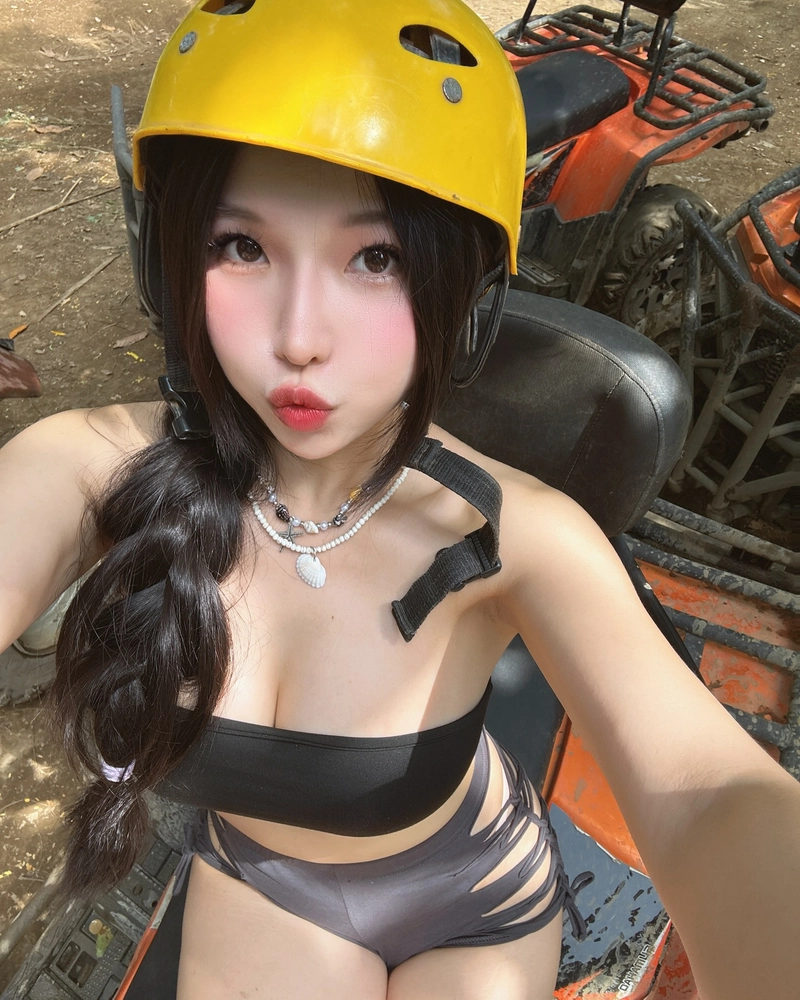 Ảnh Duyên Híp mặc quây đen