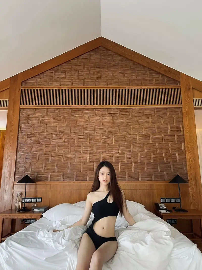 Sexy Linh Ka với vẻ đẹp hiện đại và cuốn hút 