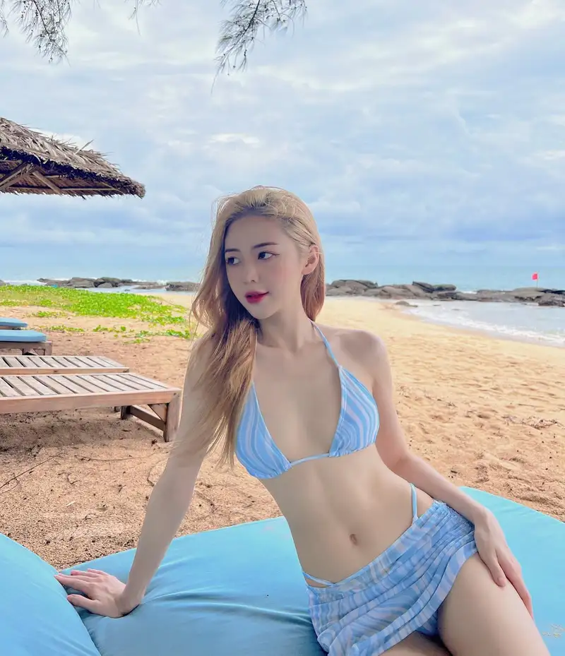 Liz Kim Cương bikini khoe dáng chuẩn và quyến rũ 