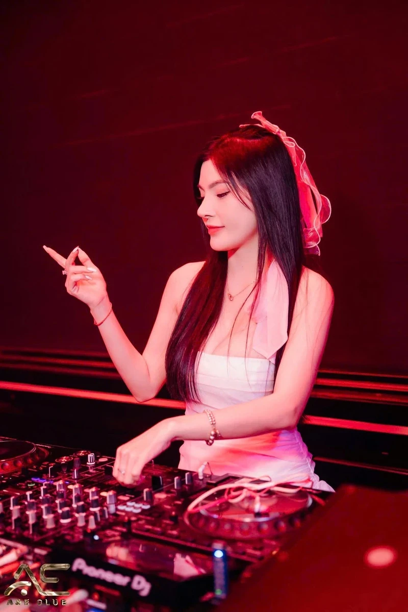 Ảnh DJ Linh Hana quyến rũ nóng bỏng