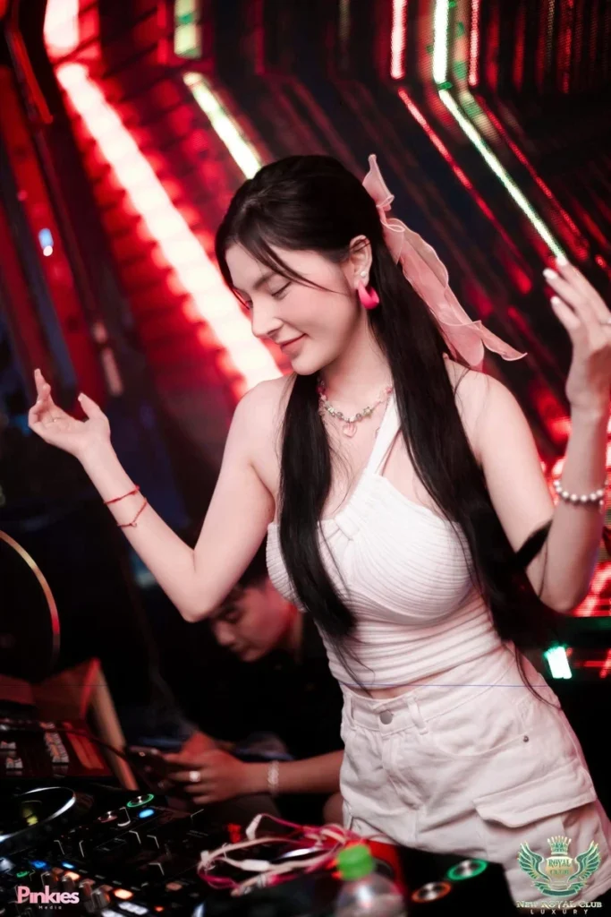 Hình DJ Linh Hana gợi cảm hấp dẫn