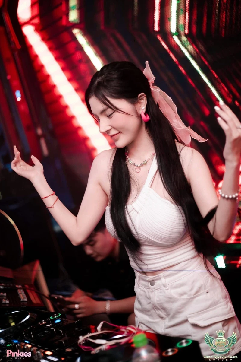 Hình DJ Linh Hana gợi cảm hấp dẫn