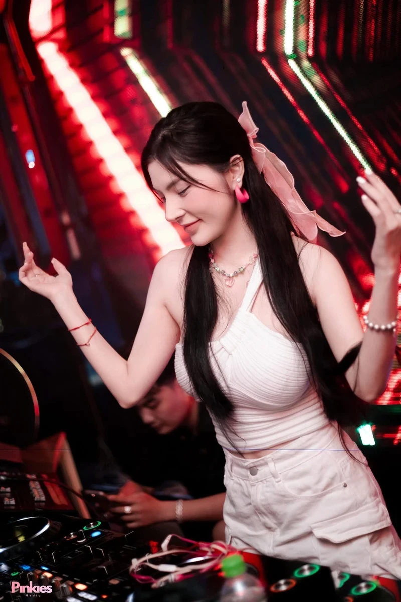 Hình DJ Linh Hana sexy cá tính