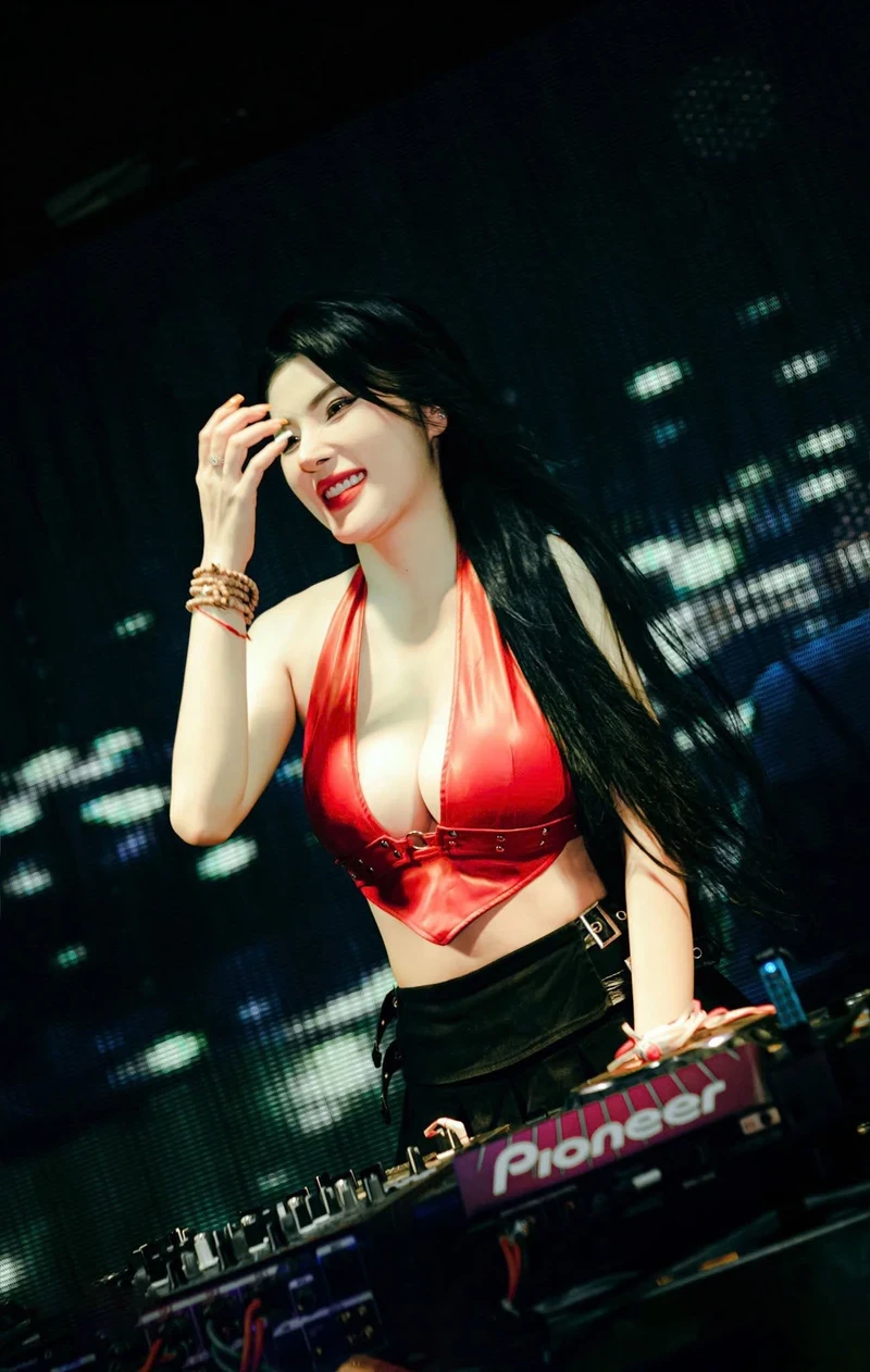 Hình ảnh DJ Linh Hana bốc lửa duyên dáng