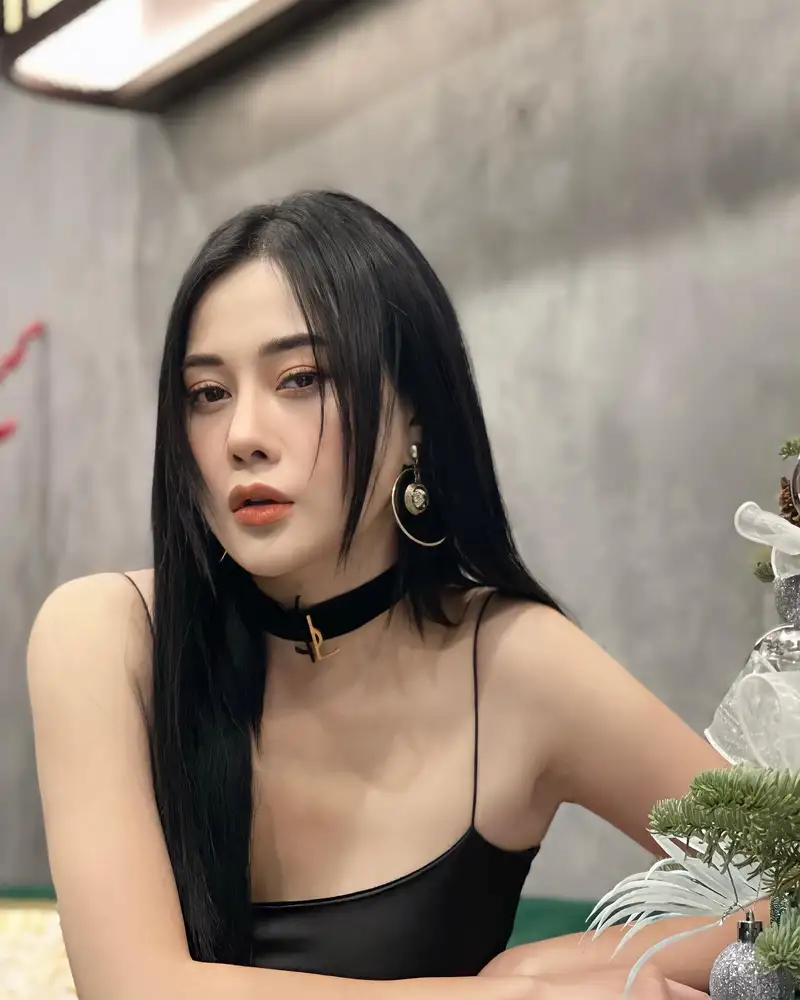 Phương Oanh sexy với thần thái cuốn hút