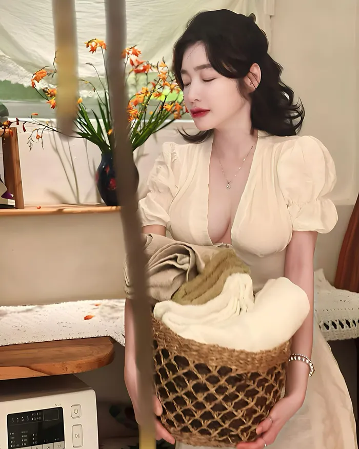 ảnh elly trần sexy với chiếc váy hở ngực cực gợi cảm