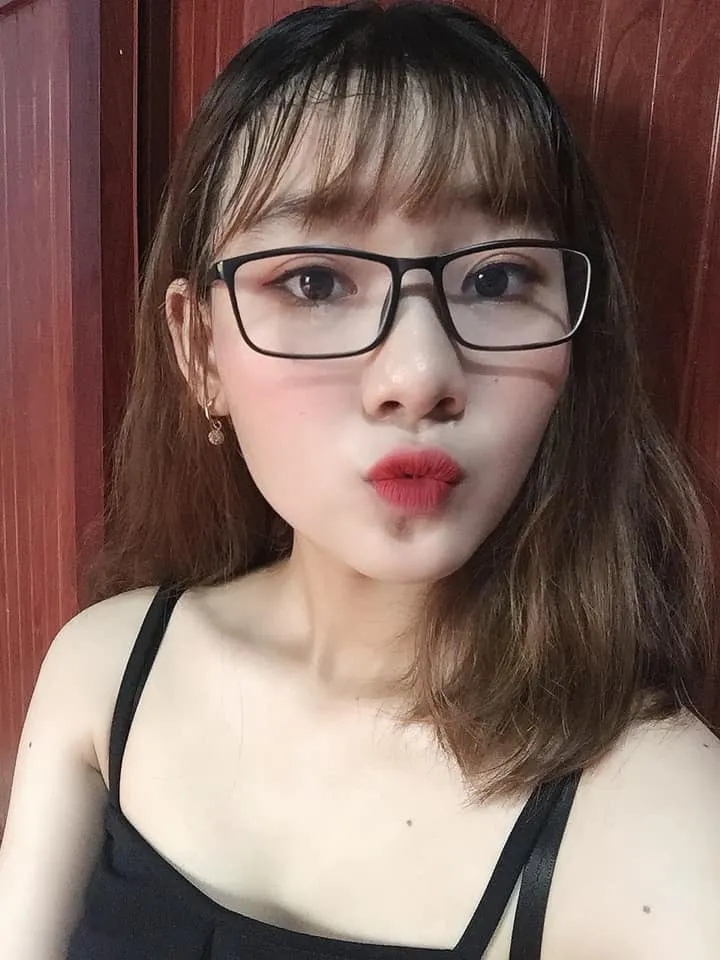 Hình ảnh gái xinh tóc ngắn đeo kính cute. 