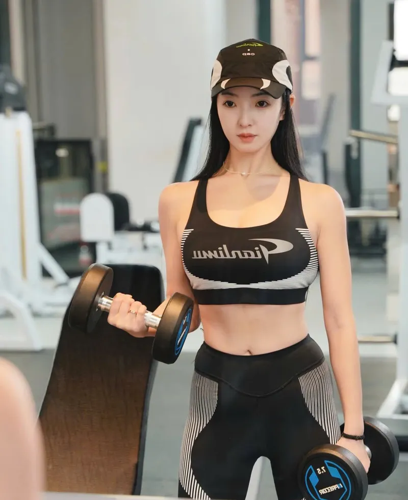 Ảnh tập gym nữ che mặt vẻ đẹp tự tin và đầy sức sống