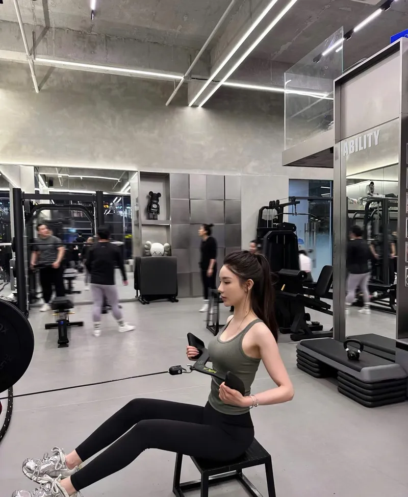 Ảnh gái xinh tập gym thể hiện sự tự tin và khỏe khoắn