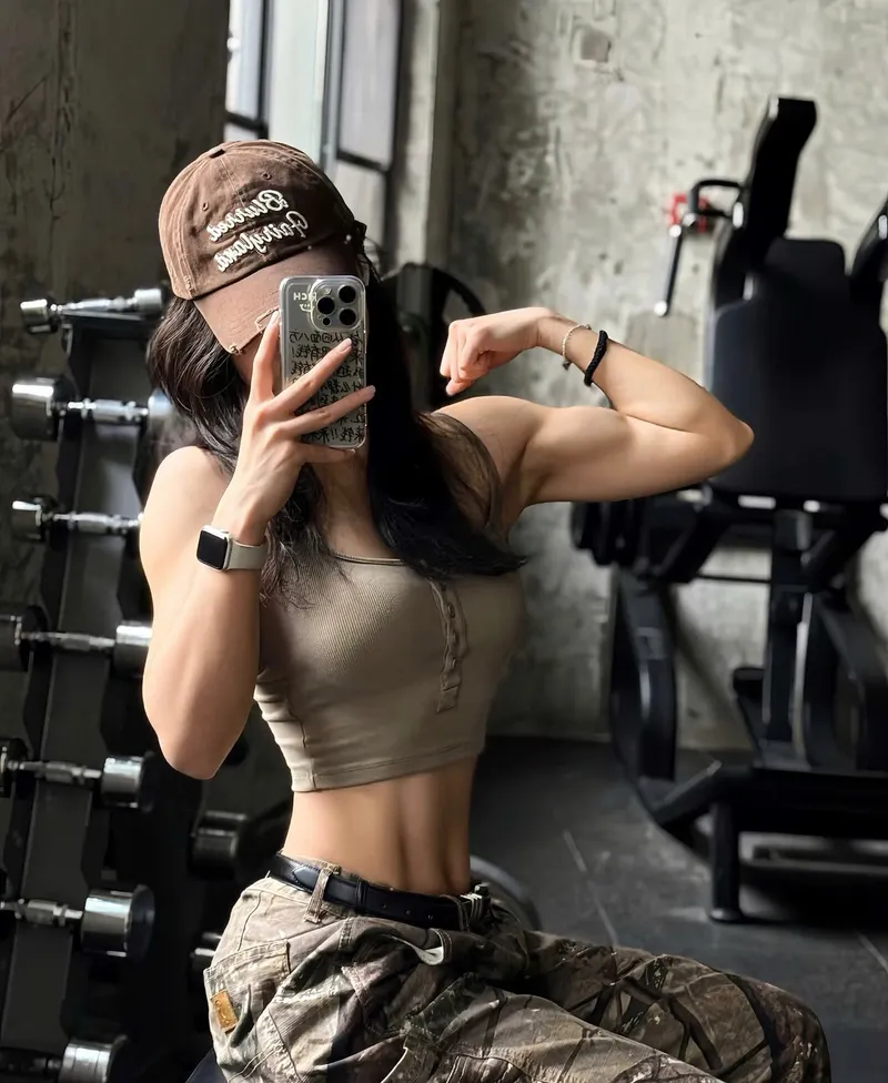 Ảnh tập gym nữ che mặt phong cách cuốn hút và gợi cảm