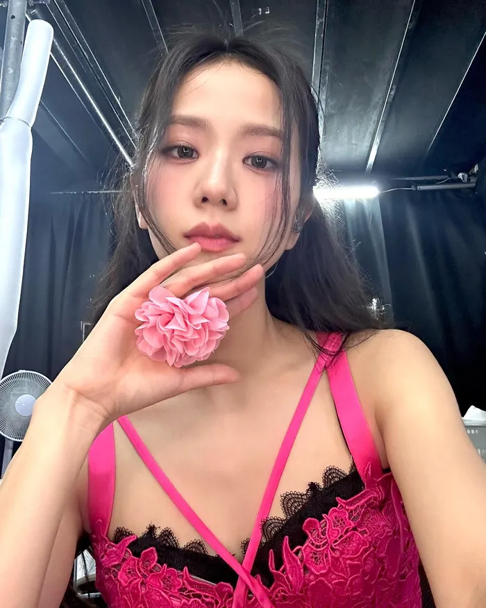 ảnh jisoo nude nổi bật với nét đẹp nhẹ nhàng cùng bộ váy hồng