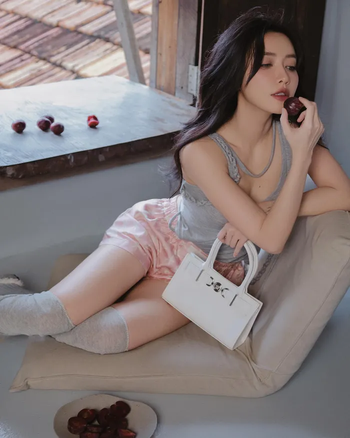 bích phương sexy cực gợi cảm bên cửa sổ