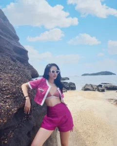 Khám phá phong cách độc đáo của Bùi Quỳnh Hoa bikini