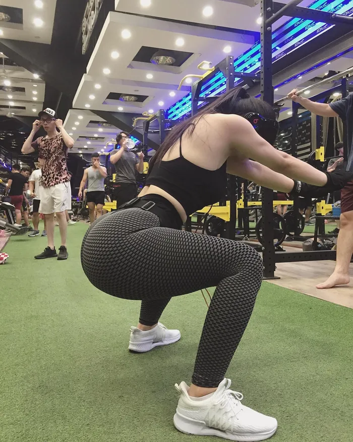 Gái xinh tập gym mông to squat