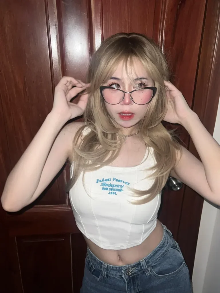 Mèo Simmy bikini khoe vẻ đáng yêu pha chút quyến rũ