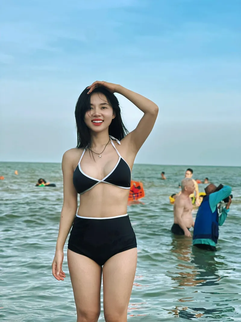 Ngô Lan Hương gợi cảm trong trang phục bikini 