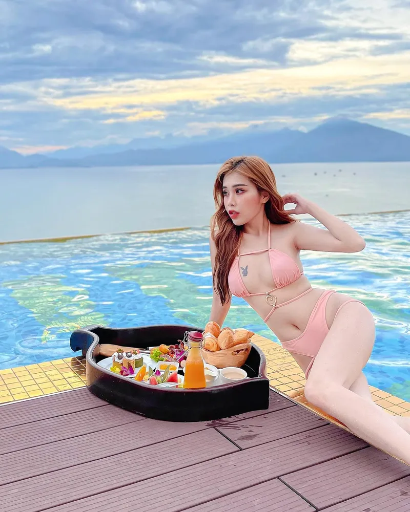 Ngắm Pinky Bảo Trân mặc bikini gợi cảm và thời thượng