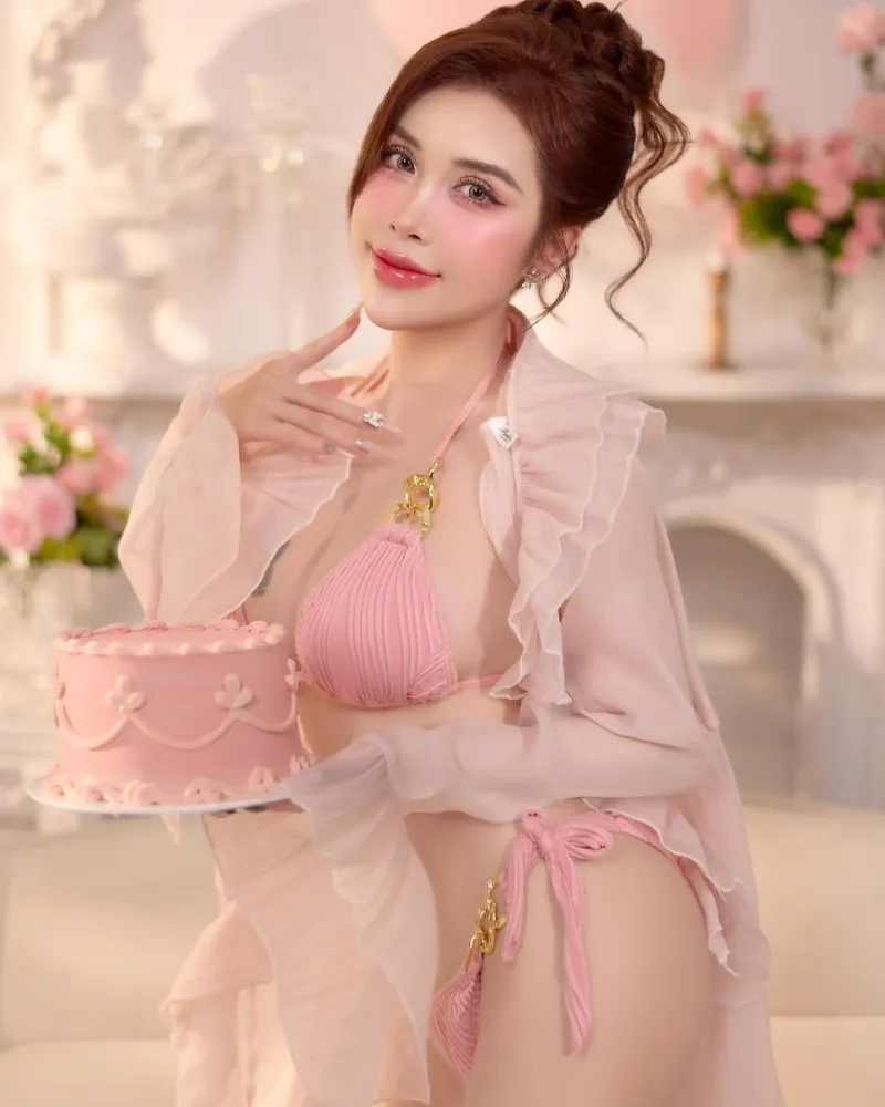 Pinky Bảo Trân diện bikini làm nổi bật vóc dáng hoàn hảo