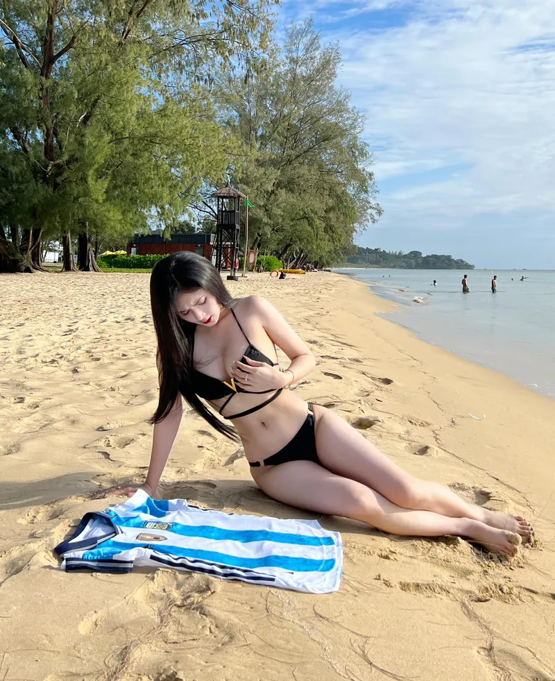 Quỳnh Alee bikini cuốn hút 