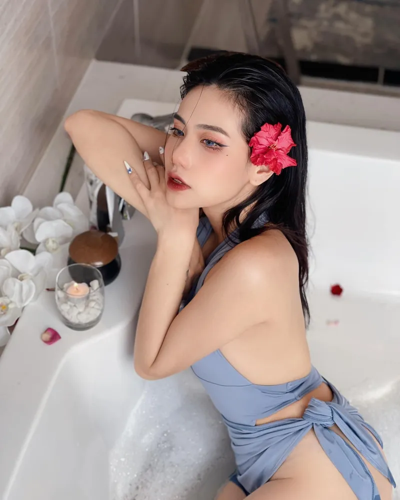 Sexy và gợi cảm, Châm Sứa luôn là người nổi bật