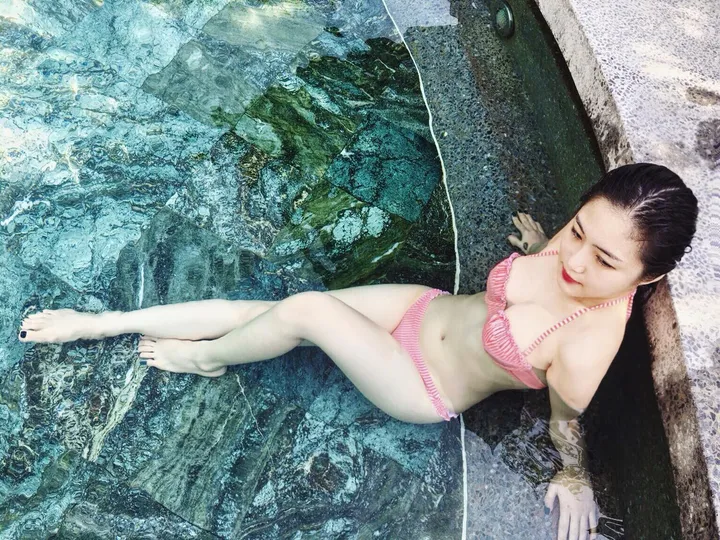 Hương Tràm thả dáng cùng bikini