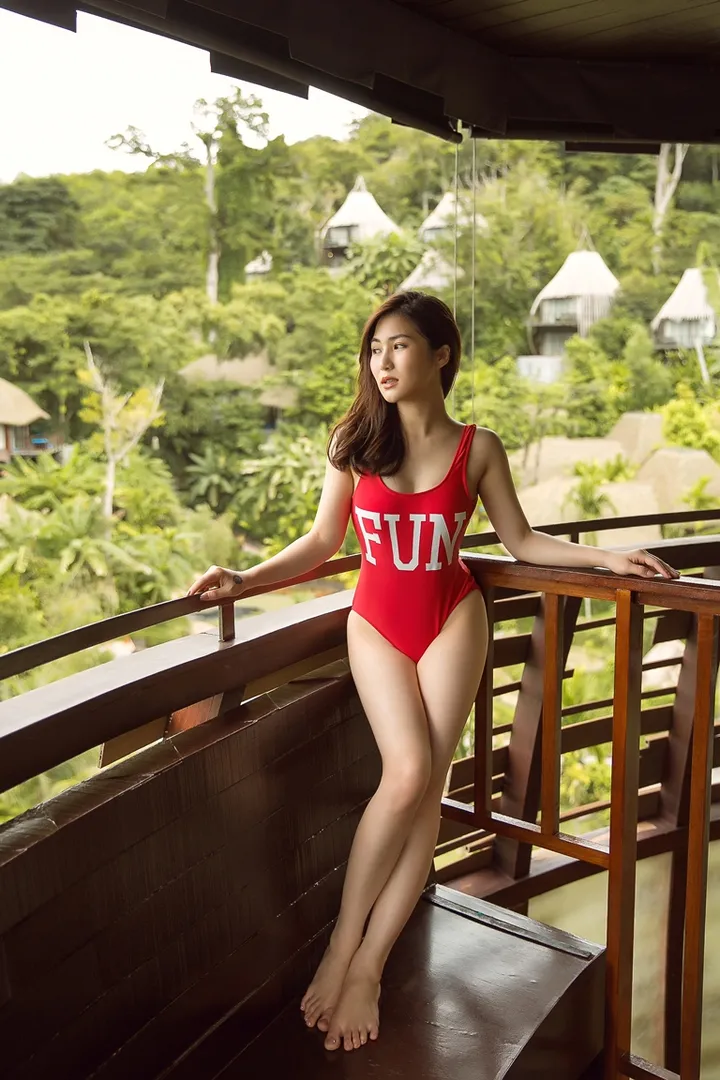 Ảnh Hương Tràm mặc bikini