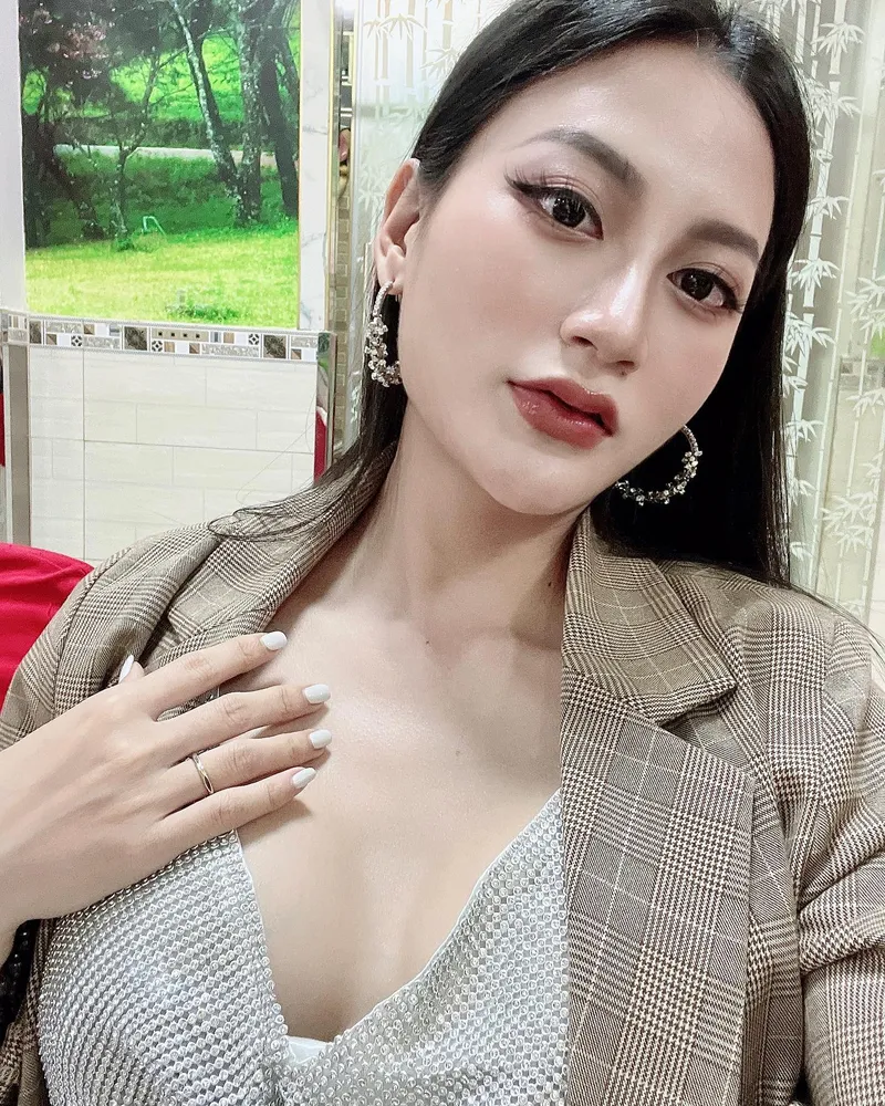 Phong cách sexy cuốn hút của Kiều Vy 