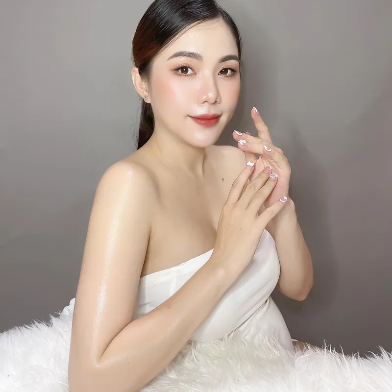 Kim Suri khoe đường cong sexy