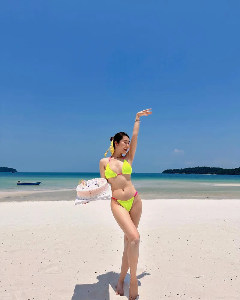 Ảnh Thúy Ngân bikini trên biển 