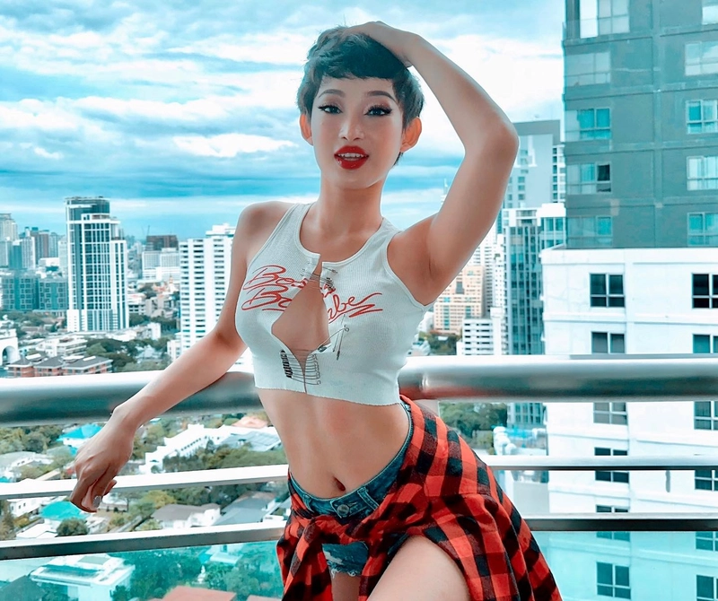 DJ King Lady tự tin khoe nét đẹp gợi cảm