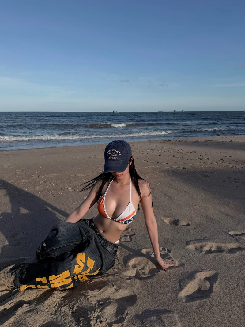 Ảnh Jun Vũ bikini rạng ngời duyên dáng