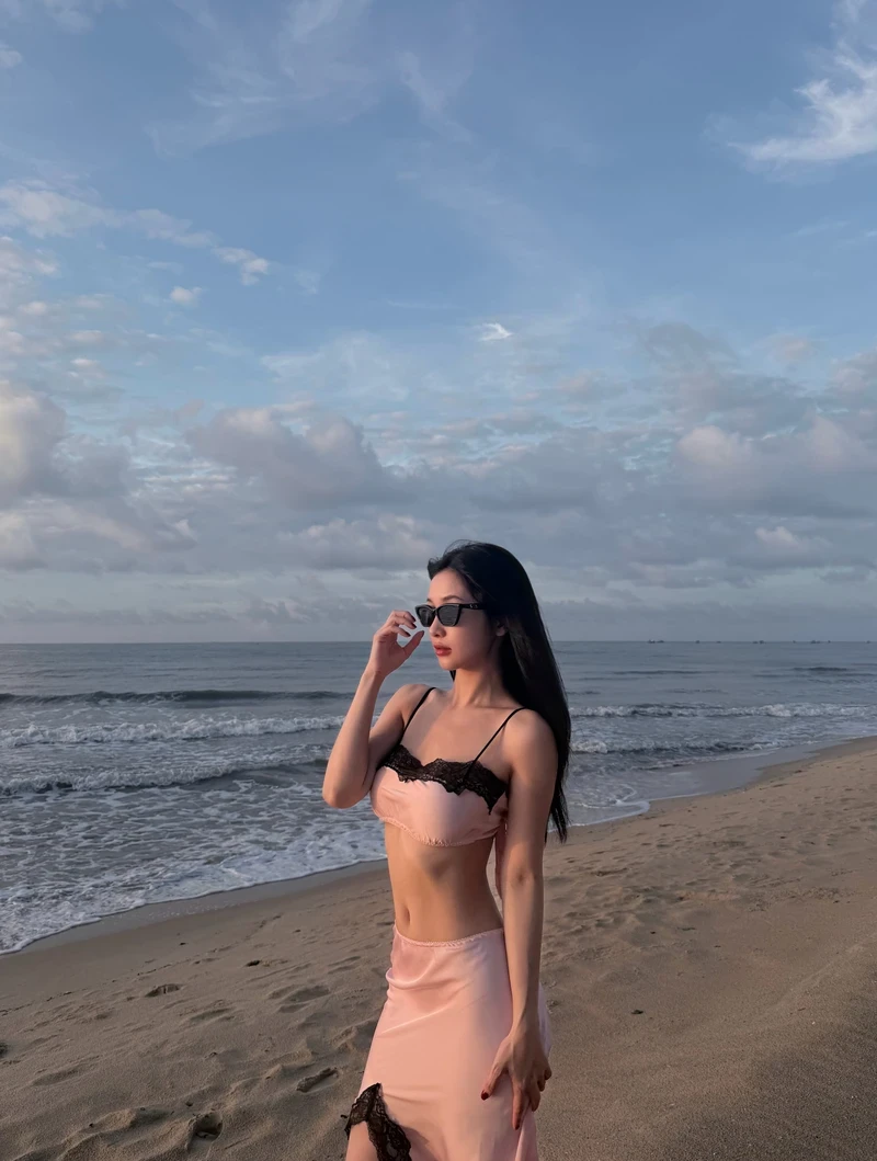Hình Jun Vũ bikini sang trọng quyến rũ