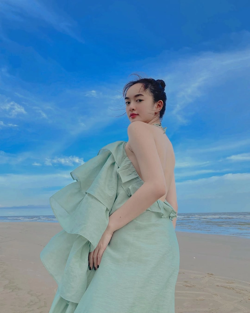 Kaity Nguyễn nude vai trần