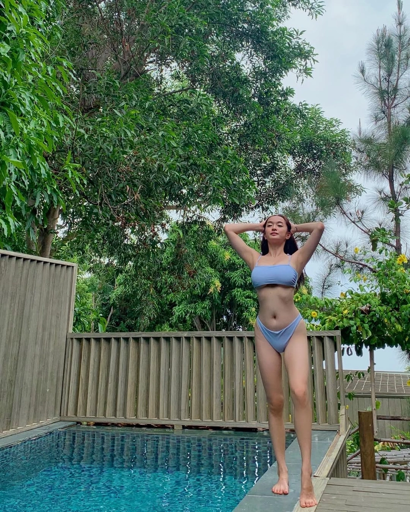 ảnh Kaity Nguyễn bikini xanh