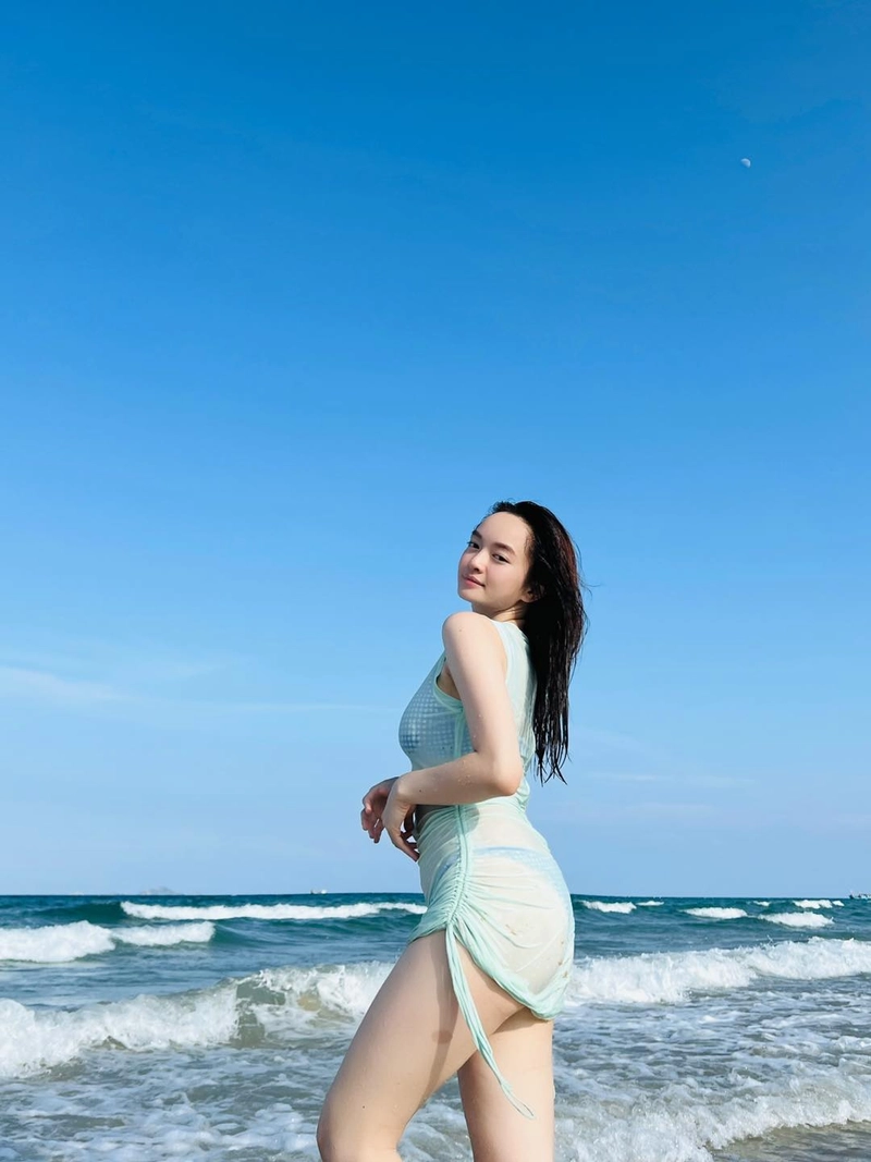 Kaity Nguyễn nude khoe vòng 3