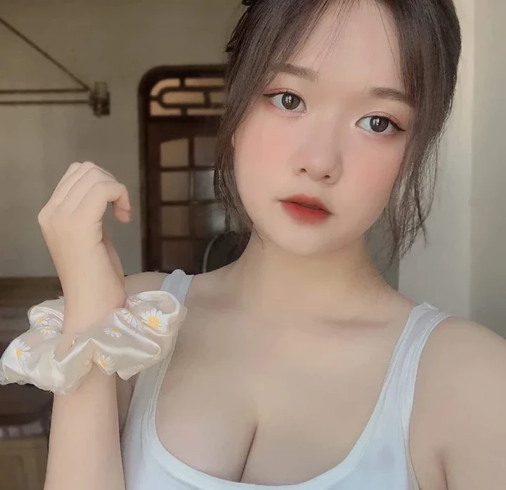 Ảnh học sinh ngực to mặc bikini khoe vòng 1 khủng