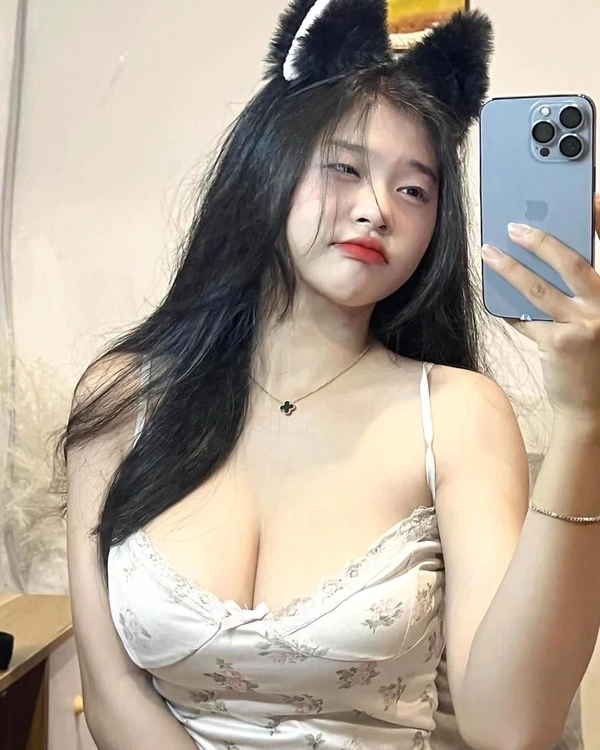 Gái mặc bikini vòng một khủng gợi cảm cuốn hút