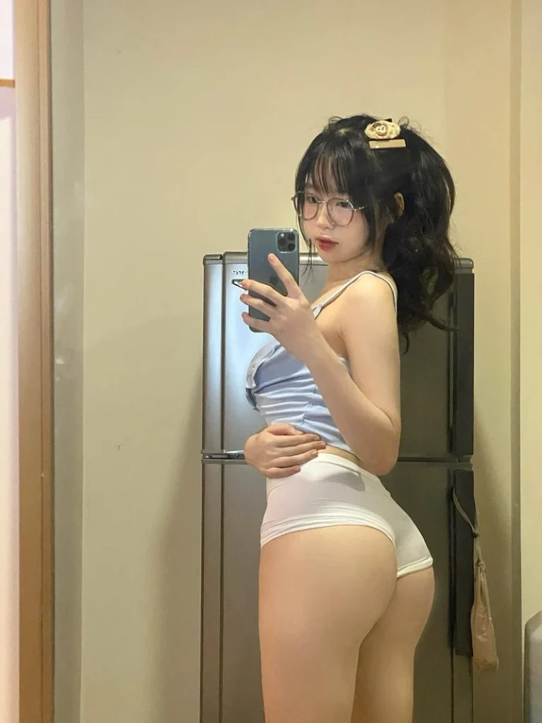 Hình gái mông to sexy cởi đồ nóng bỏng