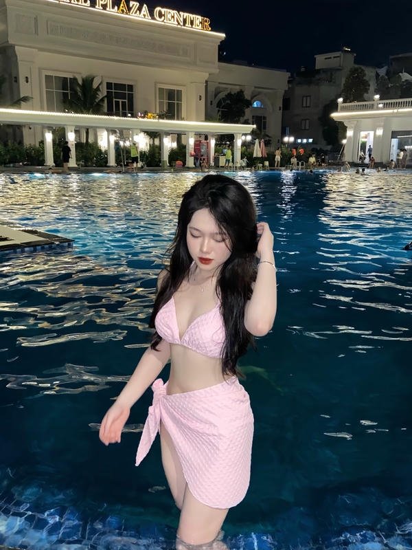 Hình học sinh khoe ngực ngây ngất