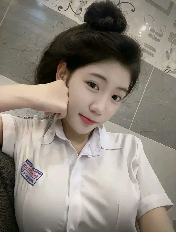 Hình học sinh ngực to lột đồ khoe đít