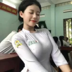 Hình học sinh ngực to tròn đầy quyến rũ