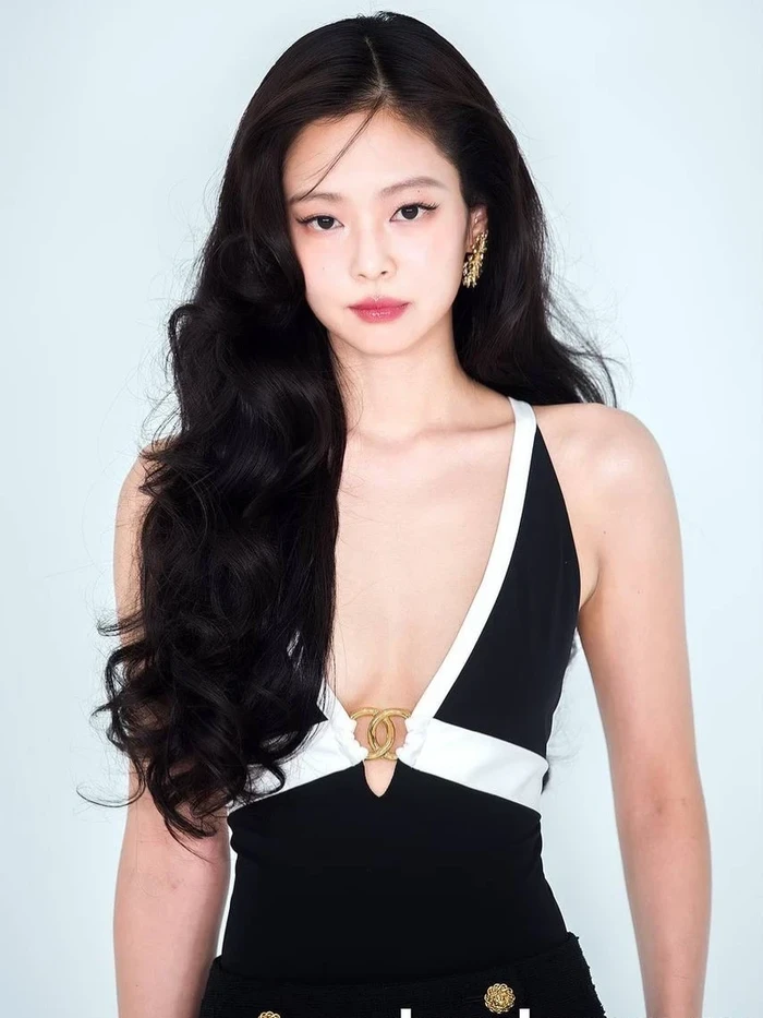 Hình Jennie Blackpink bikini ướt át mông tròn cuốn hút
