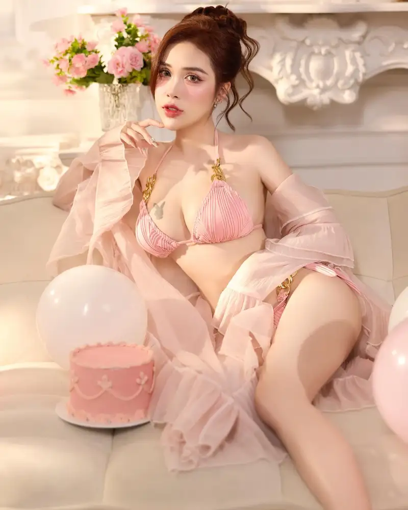 Pinky Bảo Trân bikini nóng bỏng ảnh mới