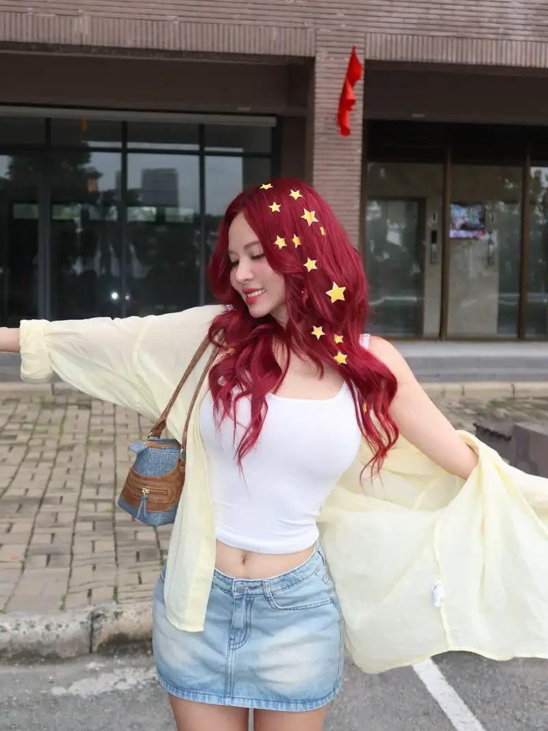 Ngô Lan Hương bikini bên bãi biển