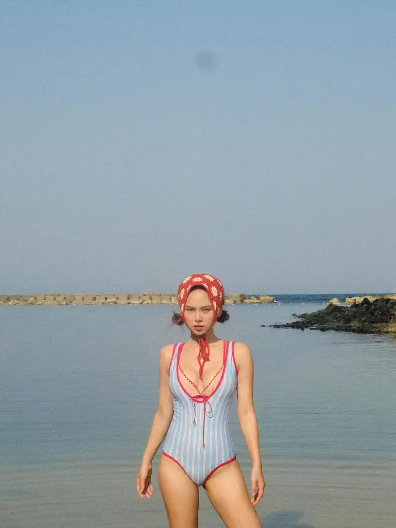 Ngô Lan Hương bikini trẻ trung