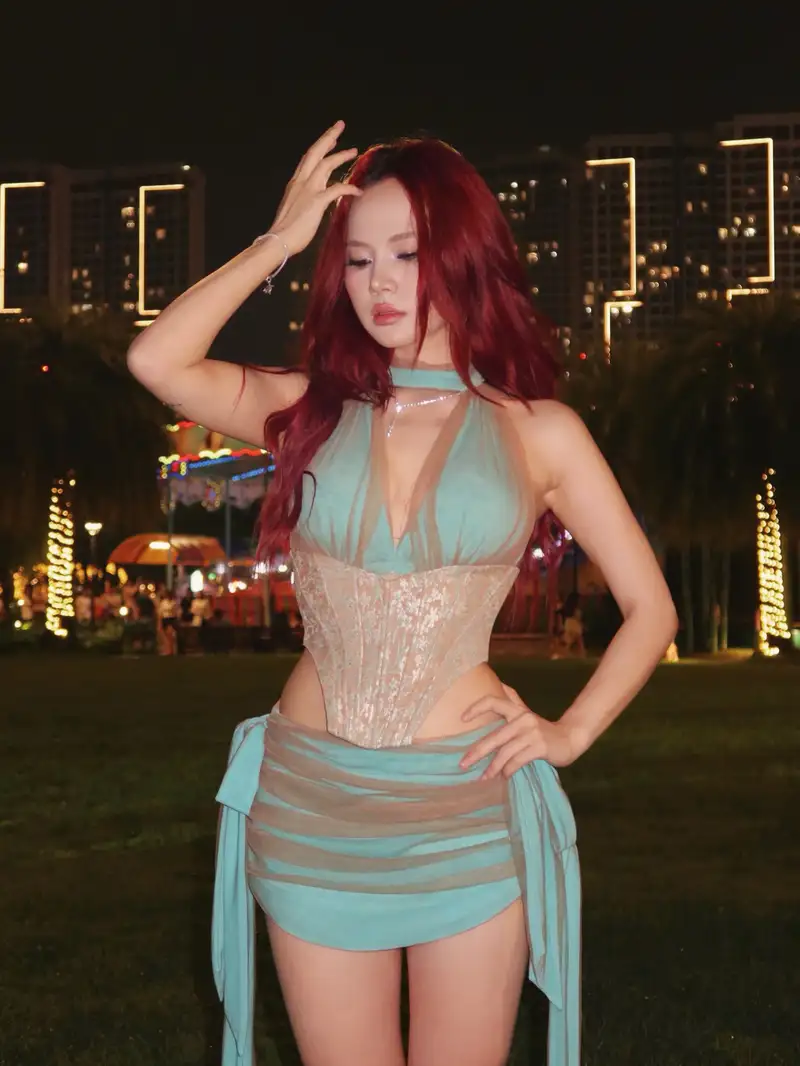 ảnh Ngô Lan Hương diện bikini