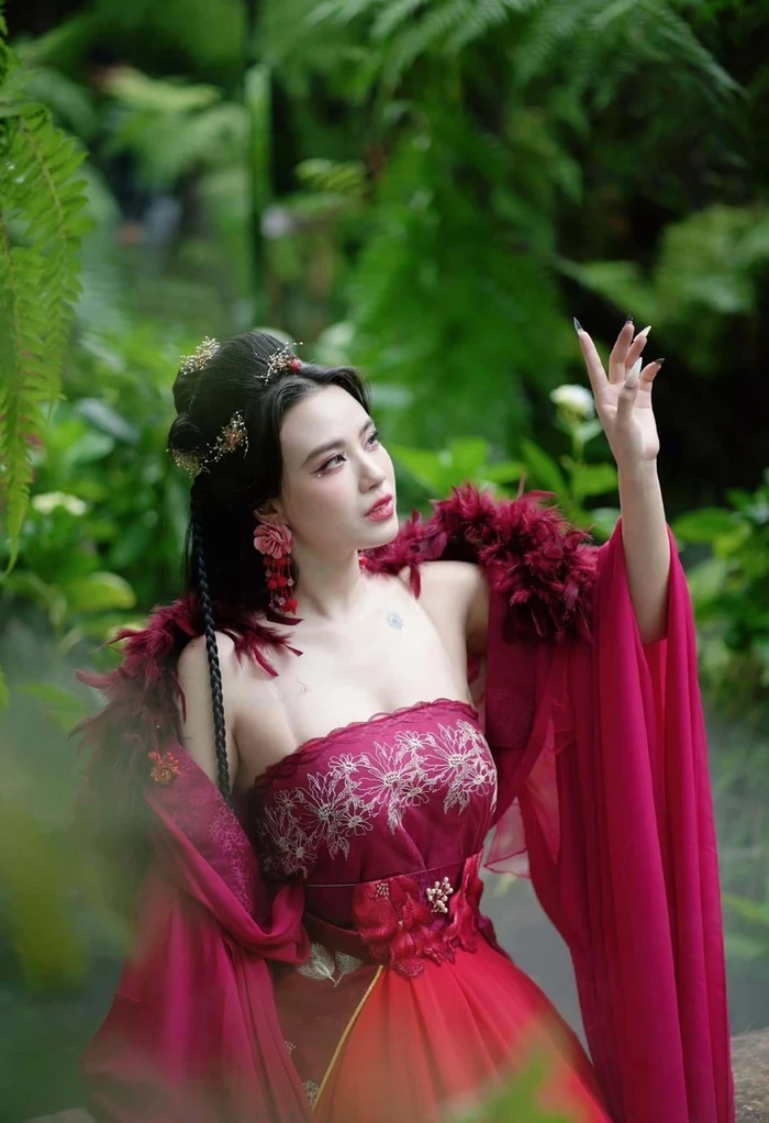 Hình Linh Miu bikini khoe vú to tròn gợi tình